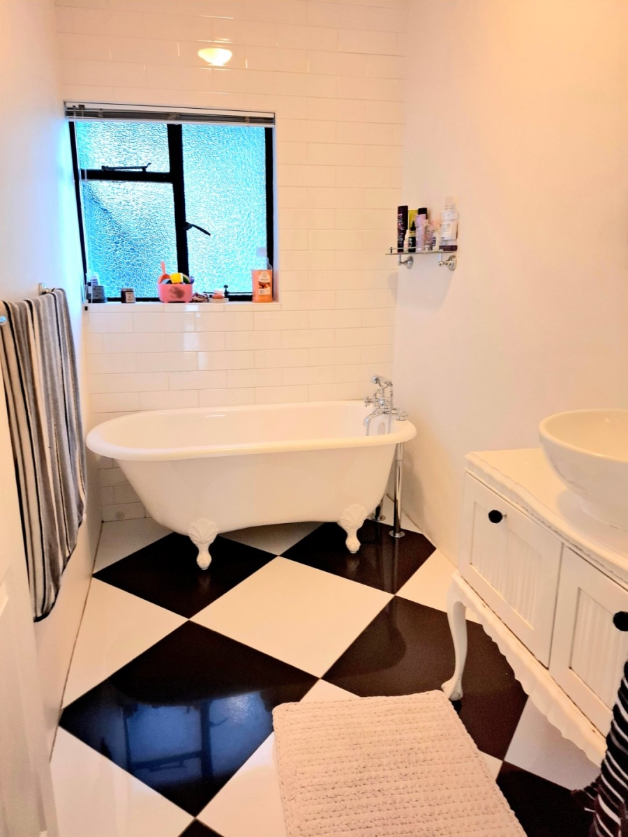 4 Bedroom Property for Sale in Oakdale Western Cape